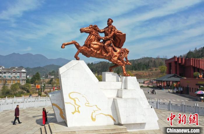 賀龍?jiān)獛浌枢l(xiāng)桑植縣已成為張家界西線旅游的重要組成部分?！钊A峰 攝