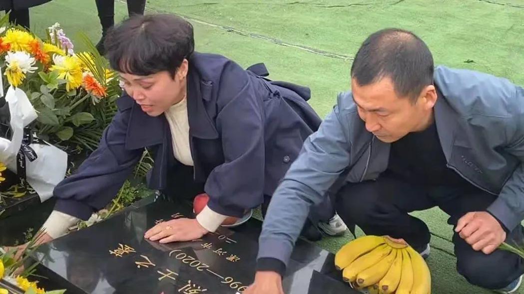 悼念戍邊烈士王焯冉：全國各地近五萬人自發(fā)獻花祭英烈，奶奶仍在等孫子回家