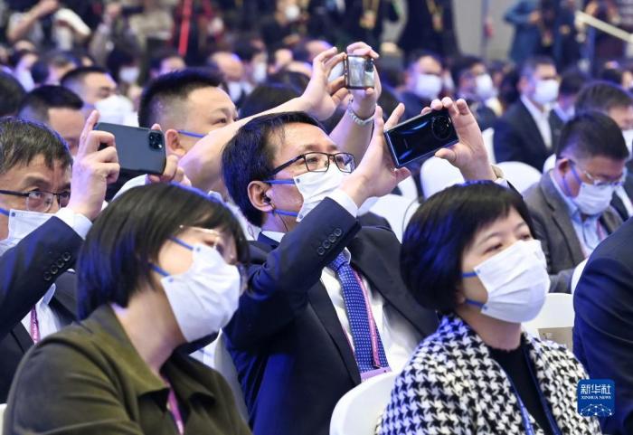 11月9日，參會(huì)者在開幕式現(xiàn)場(chǎng)拍照。當(dāng)日，2022年世界互聯(lián)網(wǎng)大會(huì)烏鎮(zhèn)峰會(huì)在浙江烏鎮(zhèn)開幕。新華社記者 李賀 攝