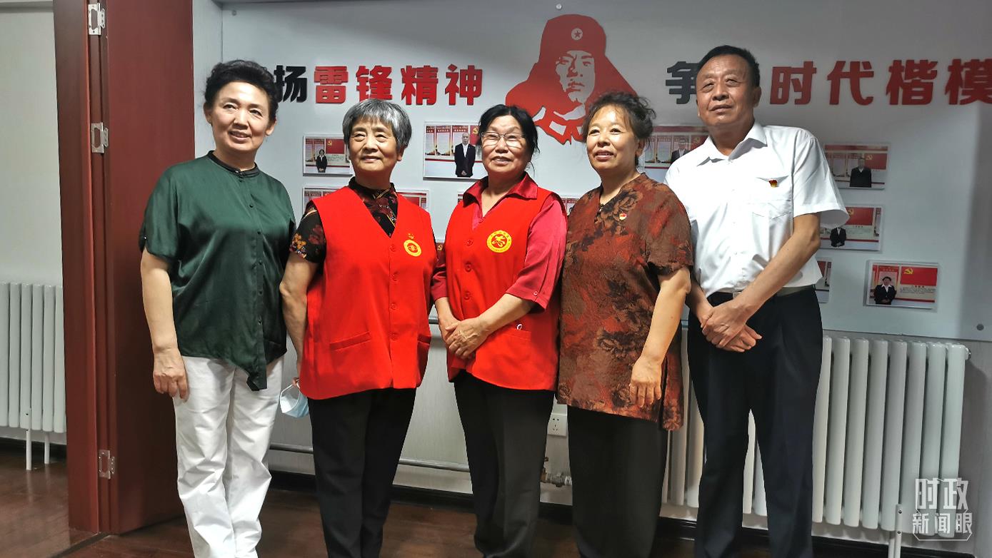2021年8月，習(xí)近平到承德濱河社區(qū)居家養(yǎng)老服務(wù)中心調(diào)研。這是服務(wù)中心的志愿者代表。（總臺央視記者覃思拍攝）