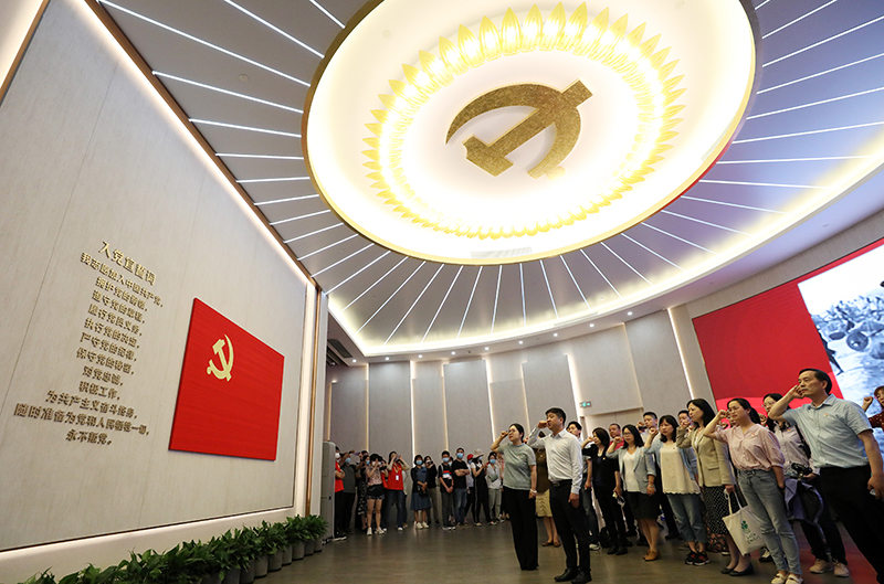 2021年6月3日，黨員在上海中共一大紀(jì)念館重溫入黨誓詞。