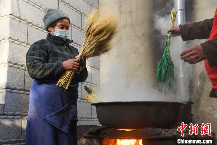 圖為拉薩手藝人制作年貨“羅薩梅朵”?！∝暩聛硭?攝