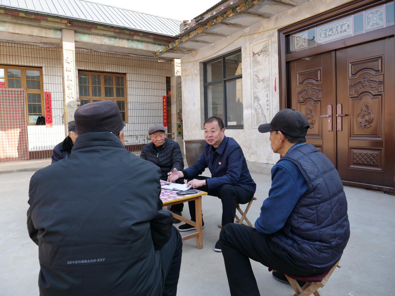 2023年全國兩會(huì)前夕，全國人大代表、廣平縣后南陽堡村黨支部書記王建廣和村民座談。（受訪者供圖）