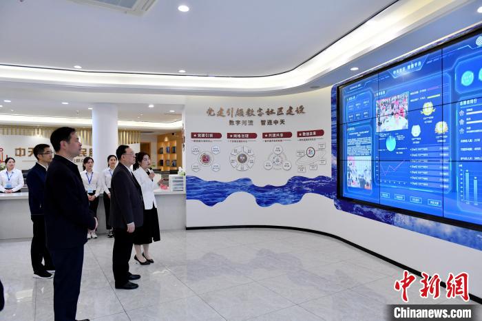 圖為與會(huì)來(lái)賓參觀福州中天社區(qū)?！蚊?攝