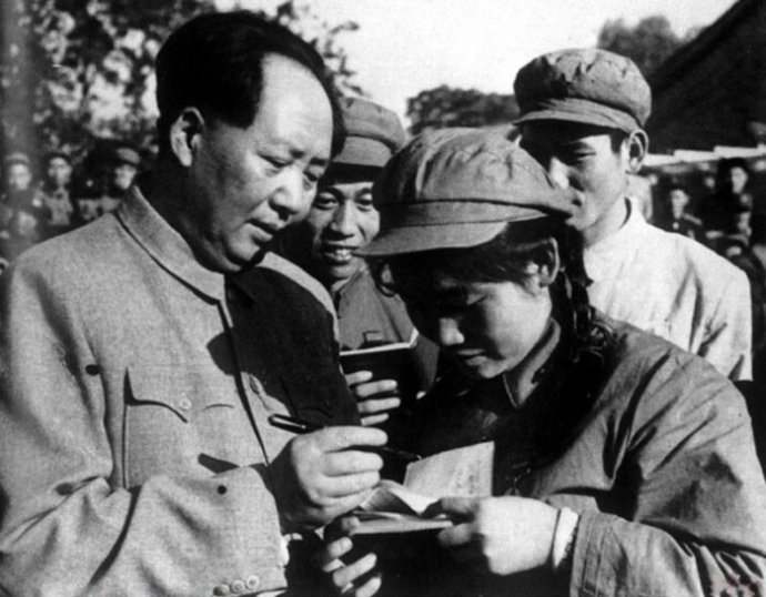1952年，毛澤東為志愿軍歸國代表團文藝戰(zhàn)士代表謝秀民簽名留念。