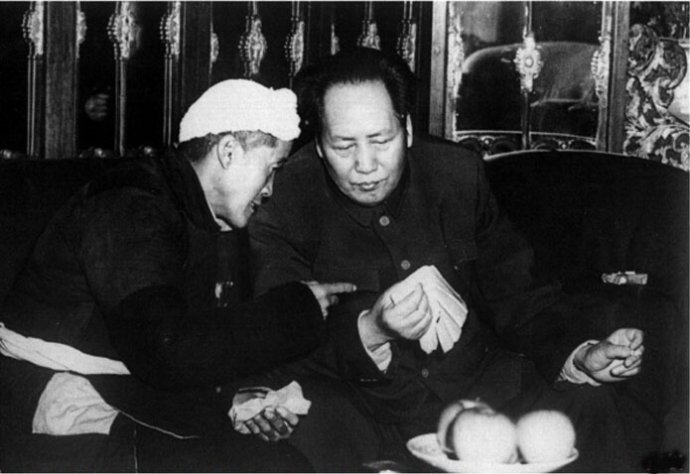 1952年，毛澤東與陜甘寧邊區(qū)勞動(dòng)模范楊步浩親切交談。