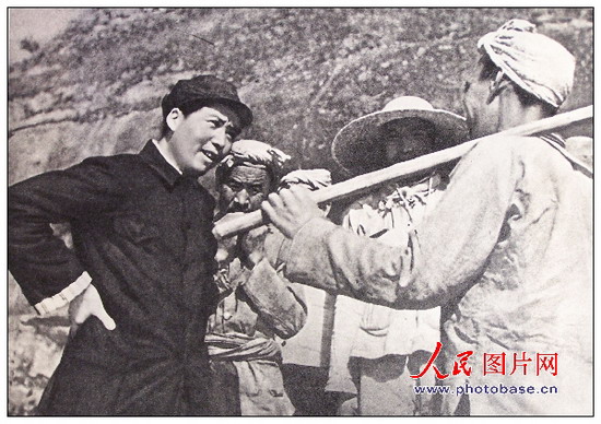 1939年，毛澤東同志在延安和楊家?guī)X農(nóng)民親切談話。