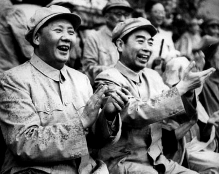 1952年，毛主席在北京與周總理冒雨觀看解放軍體育比賽。