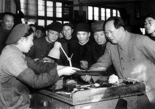 1956年，毛澤東視察南京無(wú)線電廠。