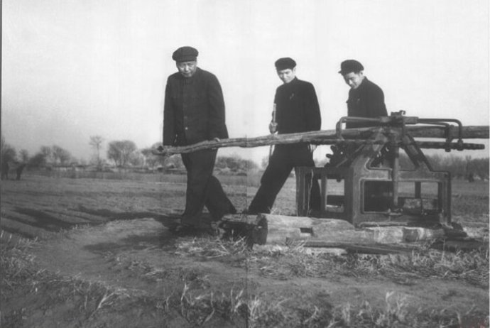 1954年，毛澤東在順義縣農(nóng)村視察。