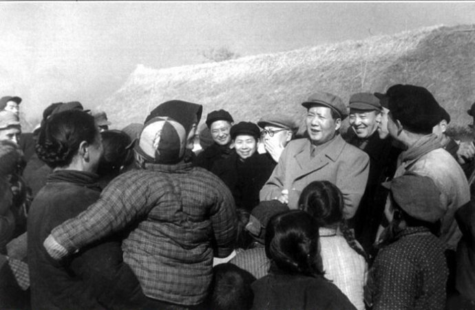 1955年，毛澤東在南京郊區(qū)饒辰鄉(xiāng)十月農(nóng)業(yè)合作社和群眾交談。