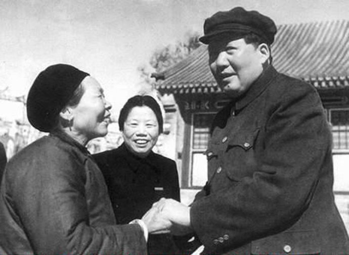 1954年，毛澤東接見(jiàn)抗美援朝英雄黃繼光的母親鄧芳芝。
