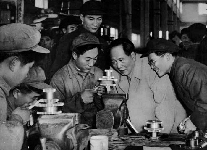 1956年，毛主席在天津視察工廠。