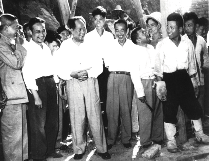 1958年，毛主席在湖北視察武昌第一紗廠(現(xiàn)武漢國(guó)棉六廠)。
