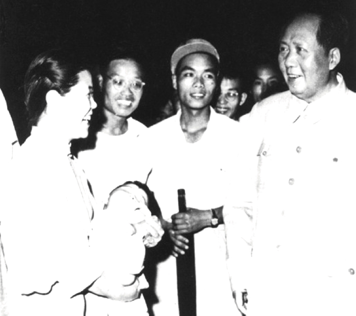 1957年，毛主席在湖北武漢長(zhǎng)江大橋上與群眾交談。