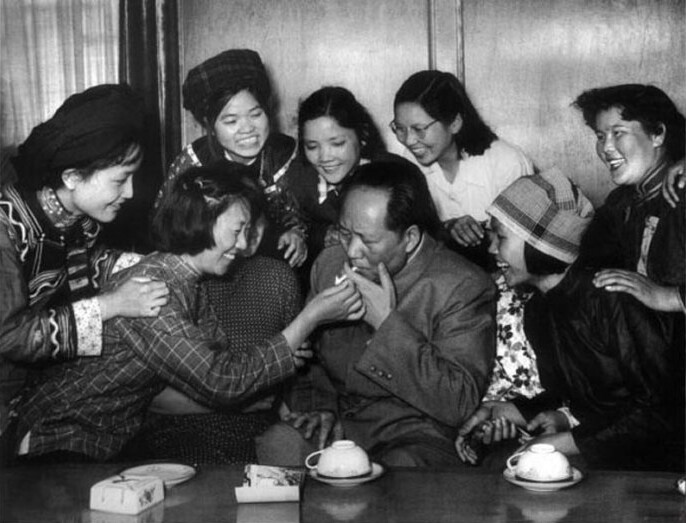 1957年，毛澤東和中國(guó)新民主主義青年團(tuán)第三次全國(guó)代表大會(huì)的“三大”代表在一起。攝影：洪克