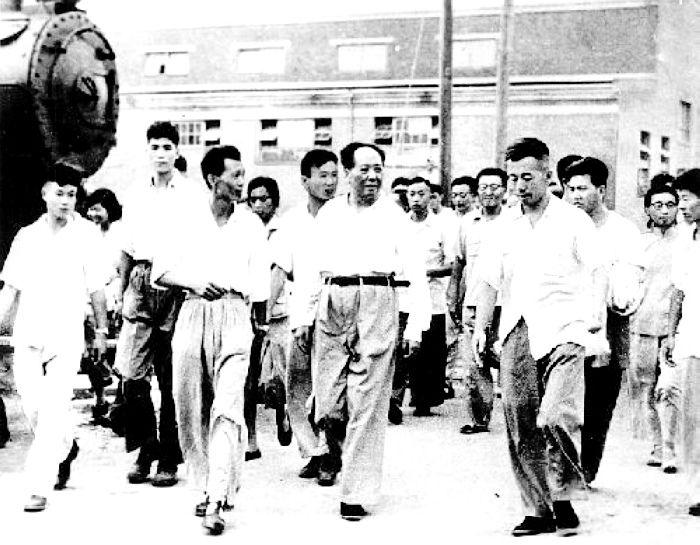 1958年，毛主席在湖北視察武漢重型機(jī)床廠。