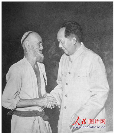 1958年，毛澤東和維吾爾族老人庫(kù)爾班·吐魯木親切握手。
