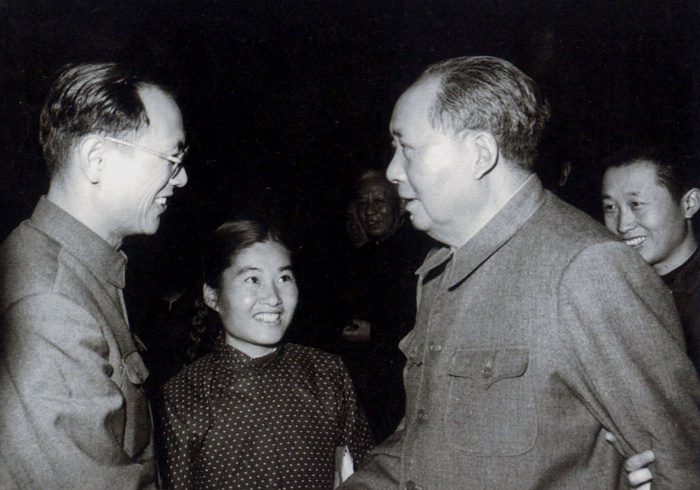 1965年，毛主席在北京與生物化學(xué)家彭加木親切握手交談。攝影：錢(qián)嗣杰