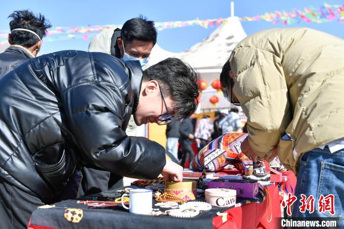 圖為展銷會(huì)現(xiàn)場(chǎng)?！∝暩聛?lái)松 攝
