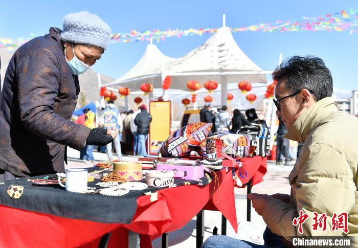 圖為展銷會(huì)現(xiàn)場(chǎng)。　貢嘎來(lái)松 攝