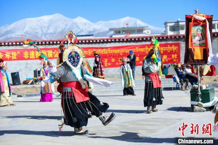 圖為藏戲非遺展演現(xiàn)場(chǎng)?！∝暩聛硭?攝