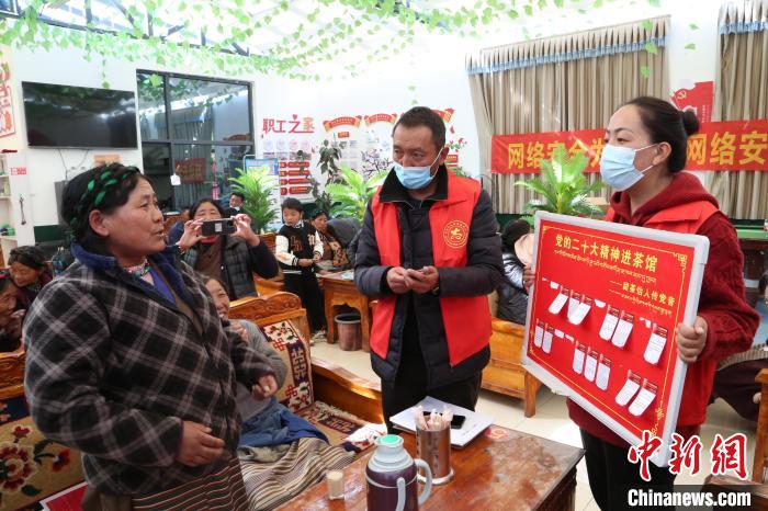 圖為瓊結(jié)縣村民參與問(wèn)答?！愔闈扇?攝